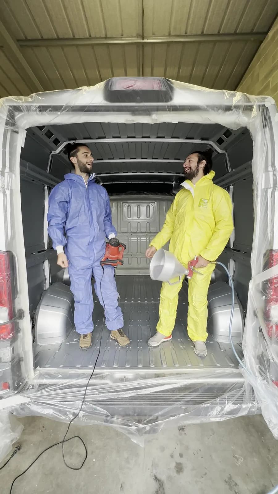 Le fourgon vide avant la projection de liège, deux personnes en combinaison à l’intérieur