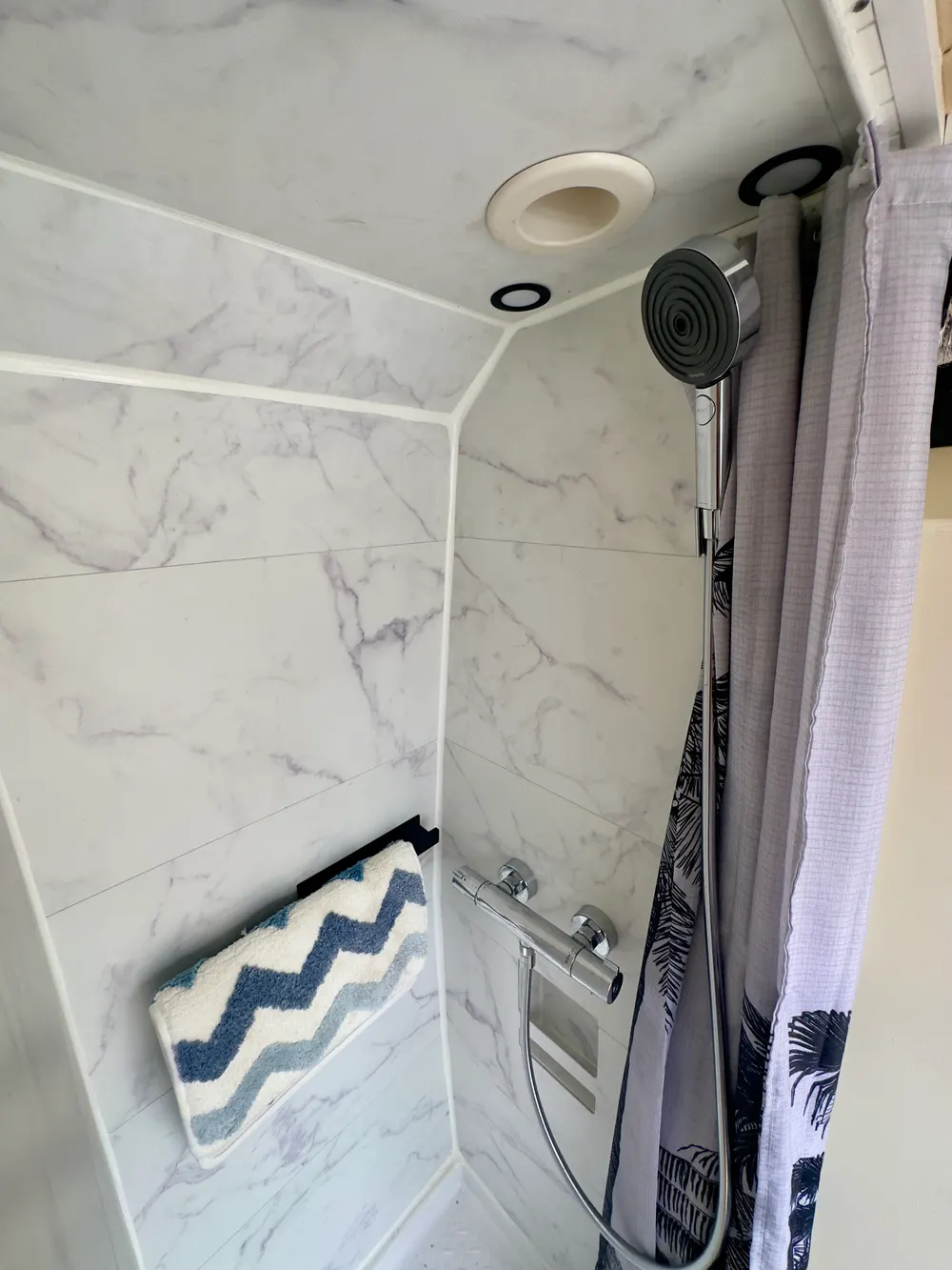 Douche intérieure de Léonard, finition effet marbre