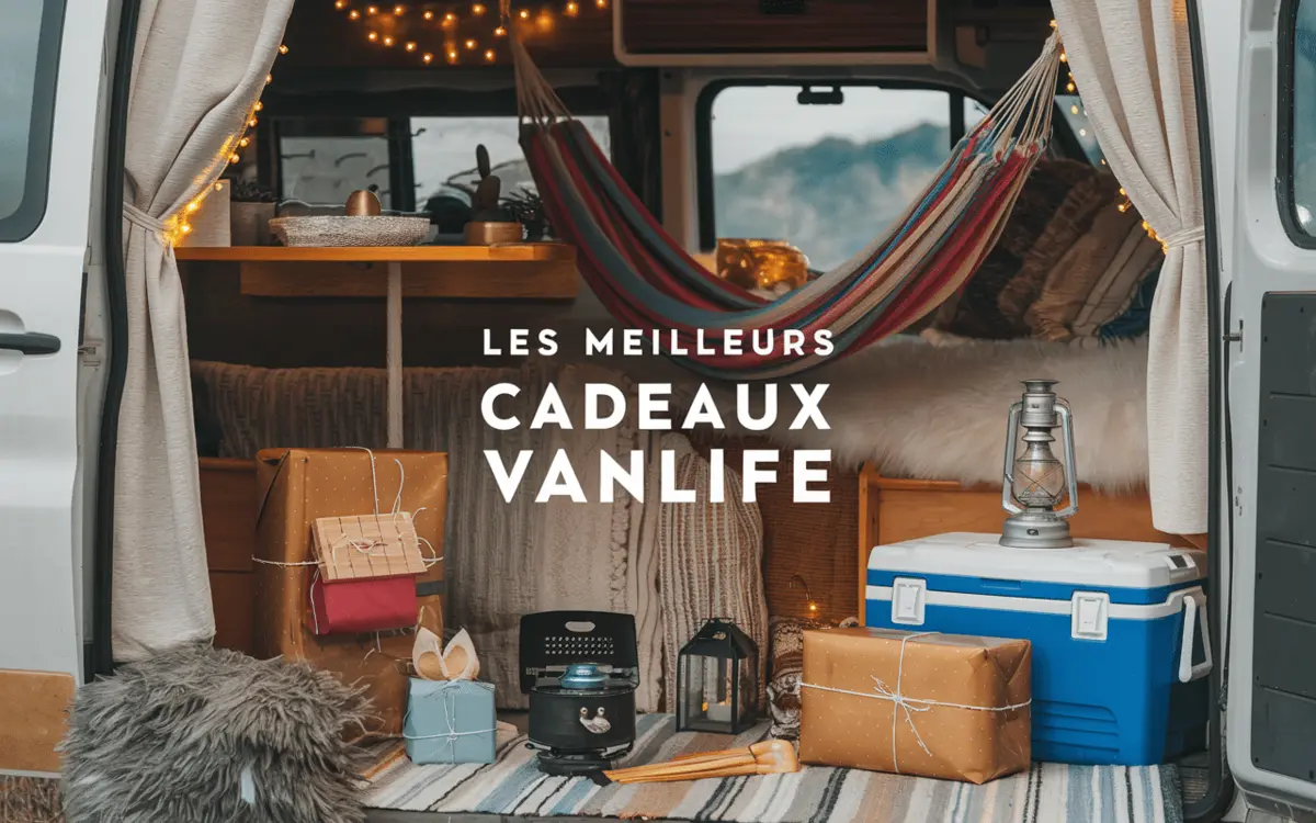 Arrière d'un van aménagé rempli de paquets cadeaux, glacière, lanterne et hamac, avec le titre « Les meilleurs cadeaux vanlife »