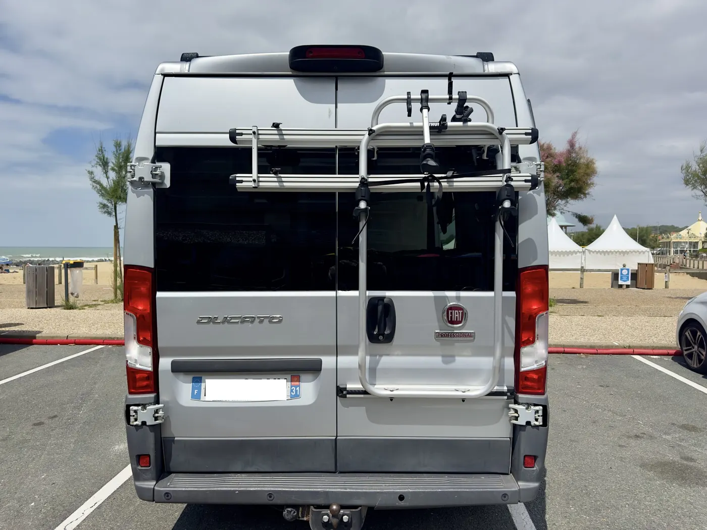 Arrière de Léonard, portes fermées, avec son porte-vélos
