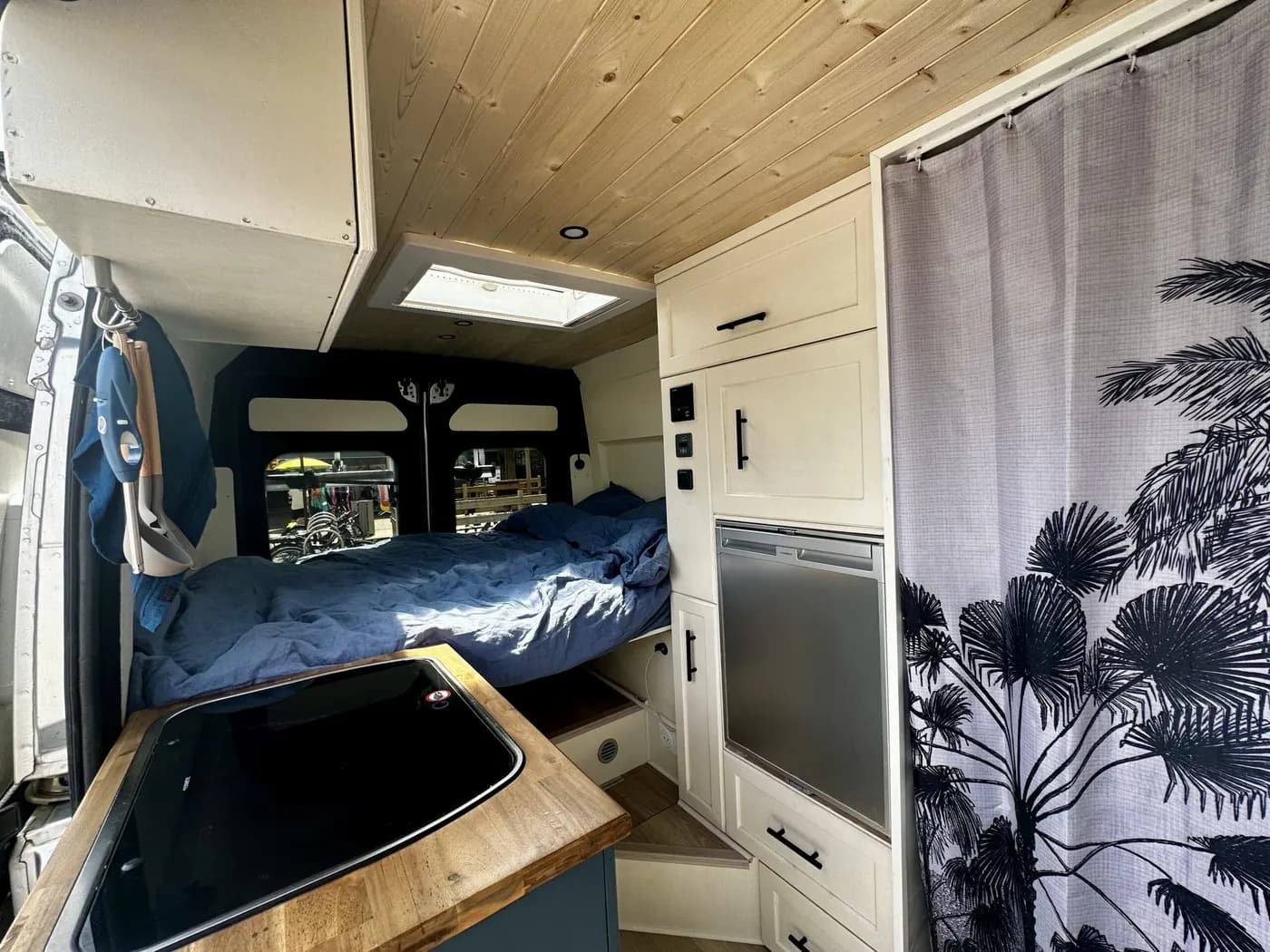 Vue grand angle de l’intérieur de Léonard, du lit jusqu’à la cabine de conduite