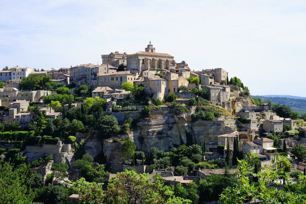 chateau sur une coline surplombant un village