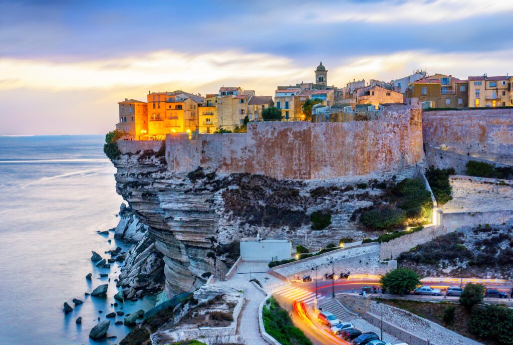 la ville de bonifacio surplombant la falaise